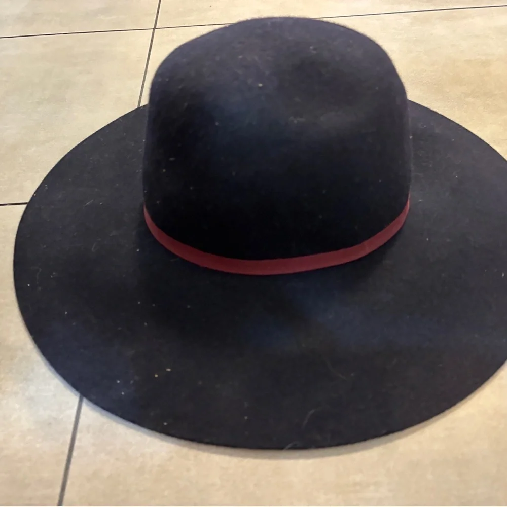 Ted Baker Stylish Black woman’s Wide-Brim Hat with burgundy Band and gold bow